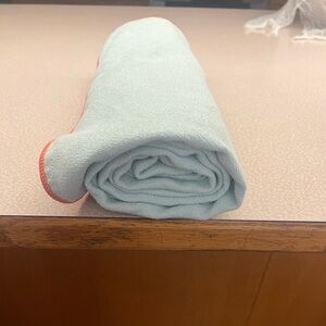 NWOT / has not been washed.Microfiber Yoga Towel Flo Mind fast drying light blue